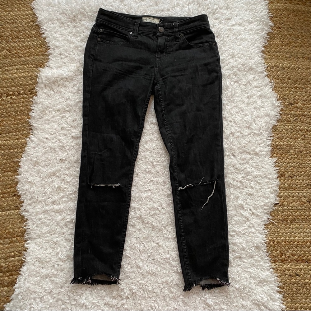FREE PEOPLE Black Raw Hem Jeans Size 26 - Picture 1 of 3